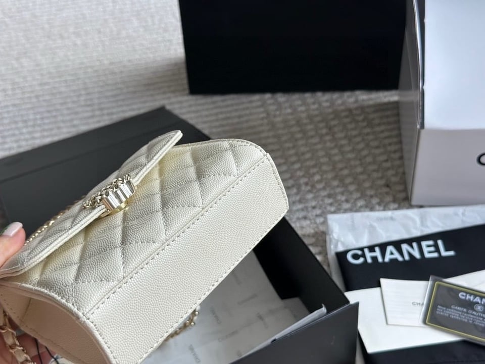 Chanel Clutch Bag With Chain In White 15Cm/5.9in view 7
