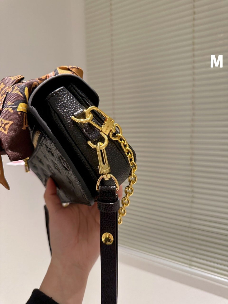 Louis Vuitton Micro Metis Black With Gold Chain 25Cm M41487 view 4