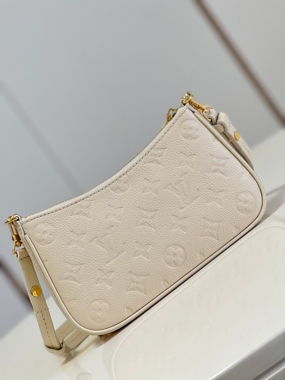 Louis Vuitton Easy Pouch On Strap 19Cm White view 7