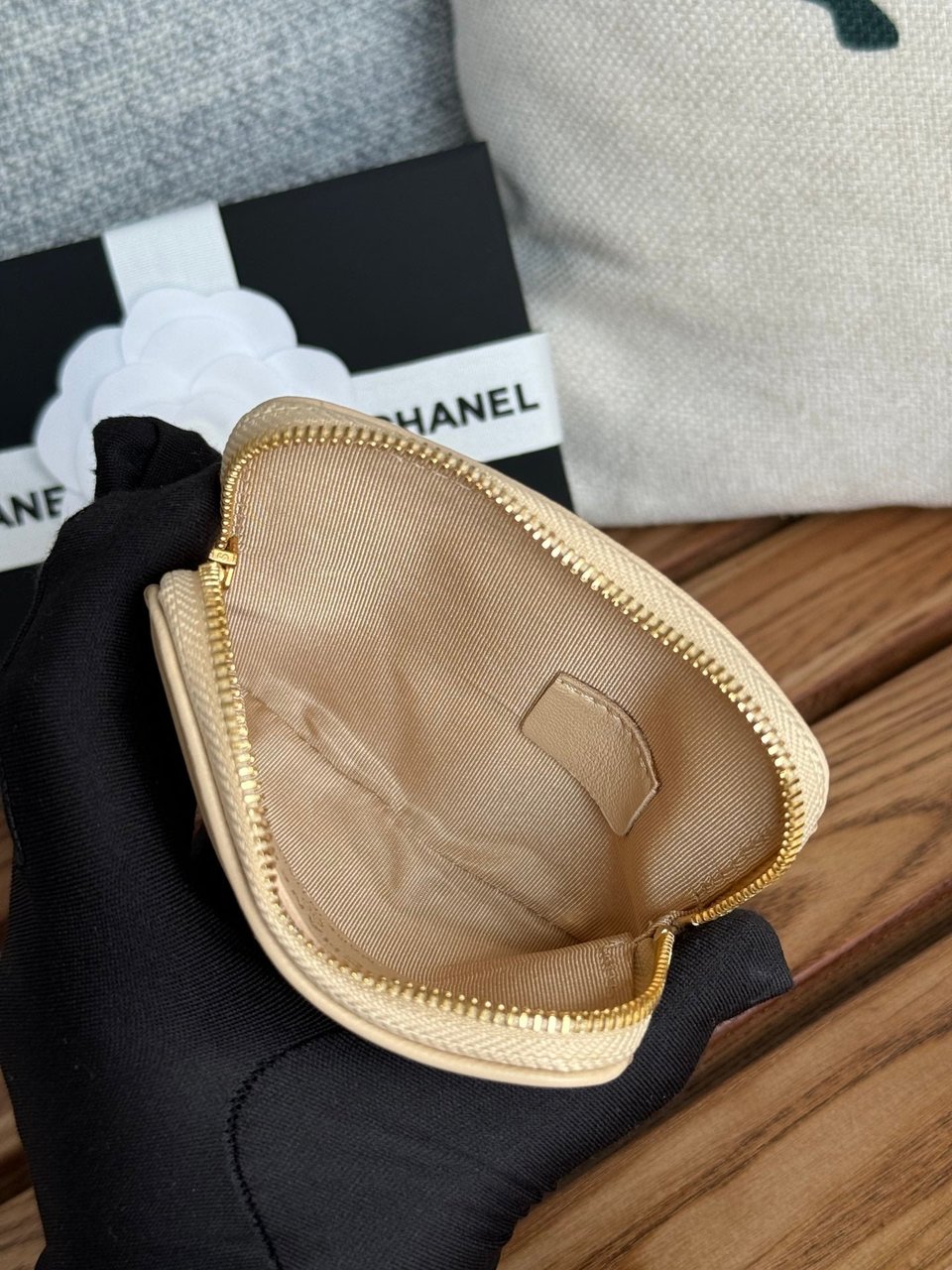 Chanel 19 Zipped Coin Purse 11Cm Cream Lambskin Gold Hardware view 3