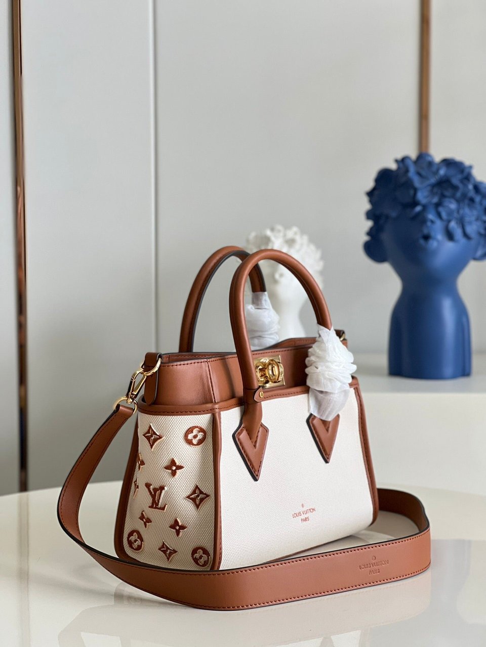 Louis Vuitton On My Side Pm 25Cm Brown view 7