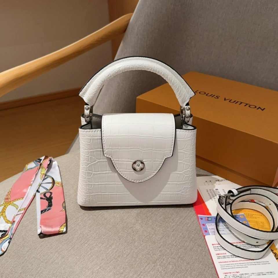 Louis Vuitton Capucines Mini White 21Cm N93701 view 3