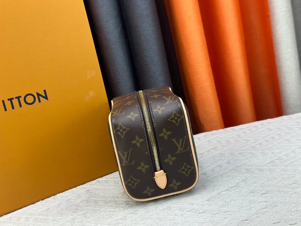 Louis Vuitton Trousse Toilette Locker Dopp Kit 23Cm M83112 view 8