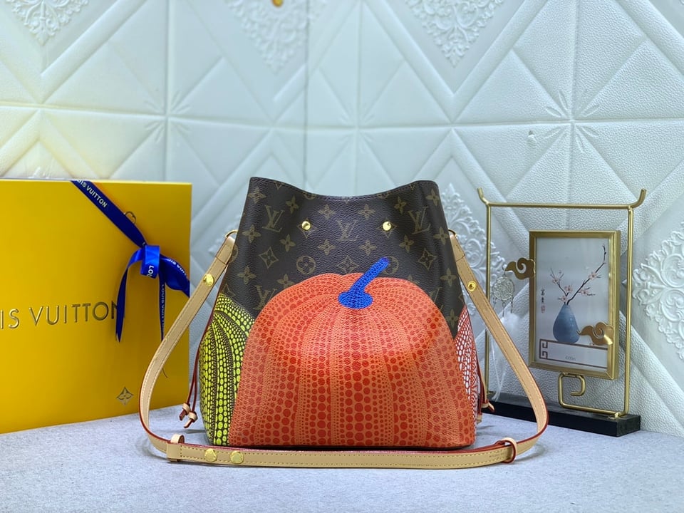 Louis Vuitton X Yayoi Kusam Neonoe Mm 26Cm M46473 view 3