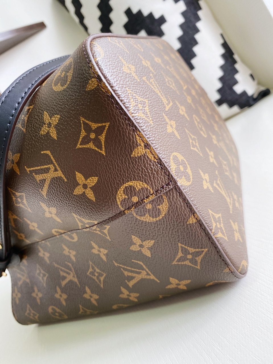 Louis Vuitton Neonoe Mm Black view 4