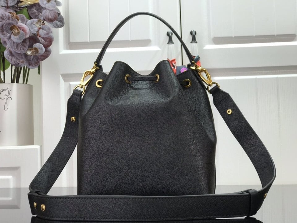 Louis Vuitton Lockme Bucket 23Cm Black view 9