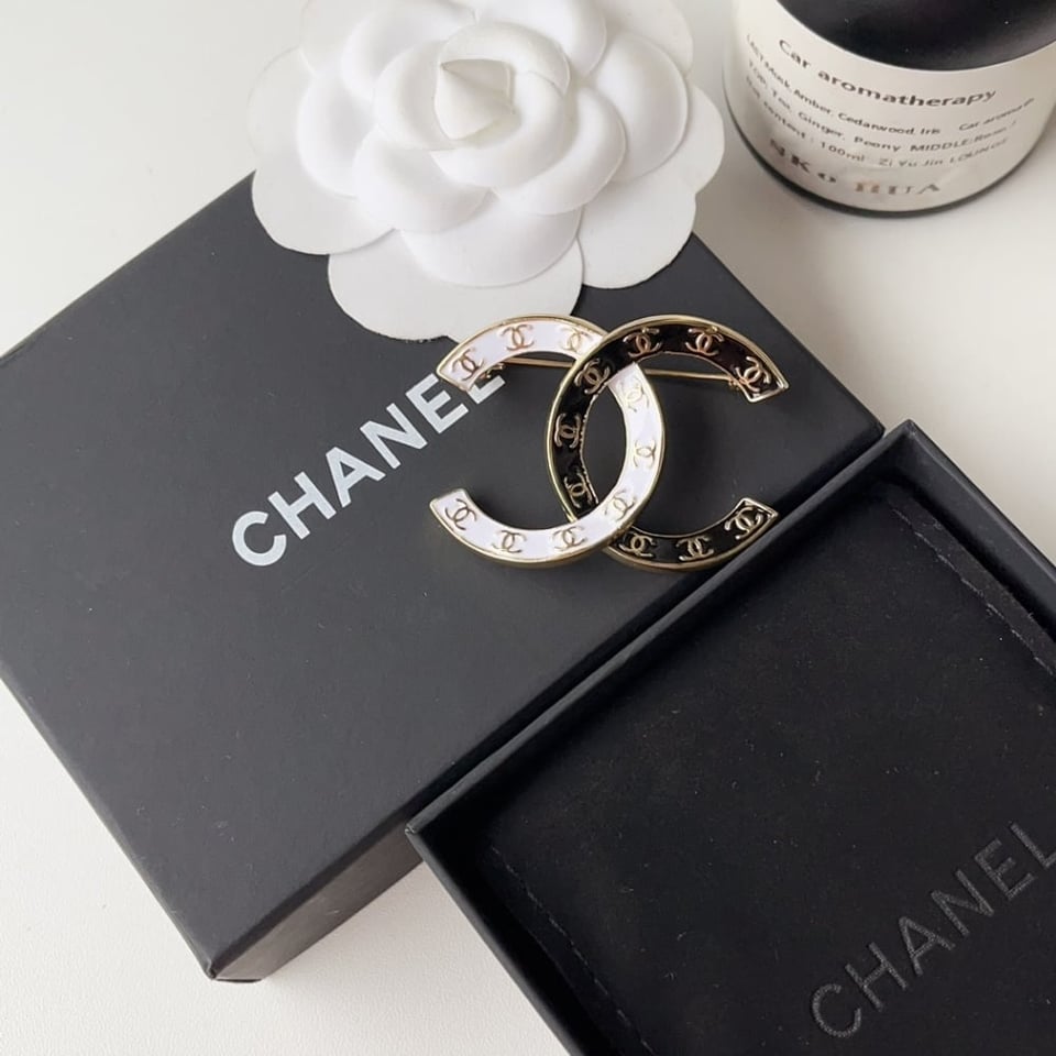 Chanel Cc Brooch Black And White view 5