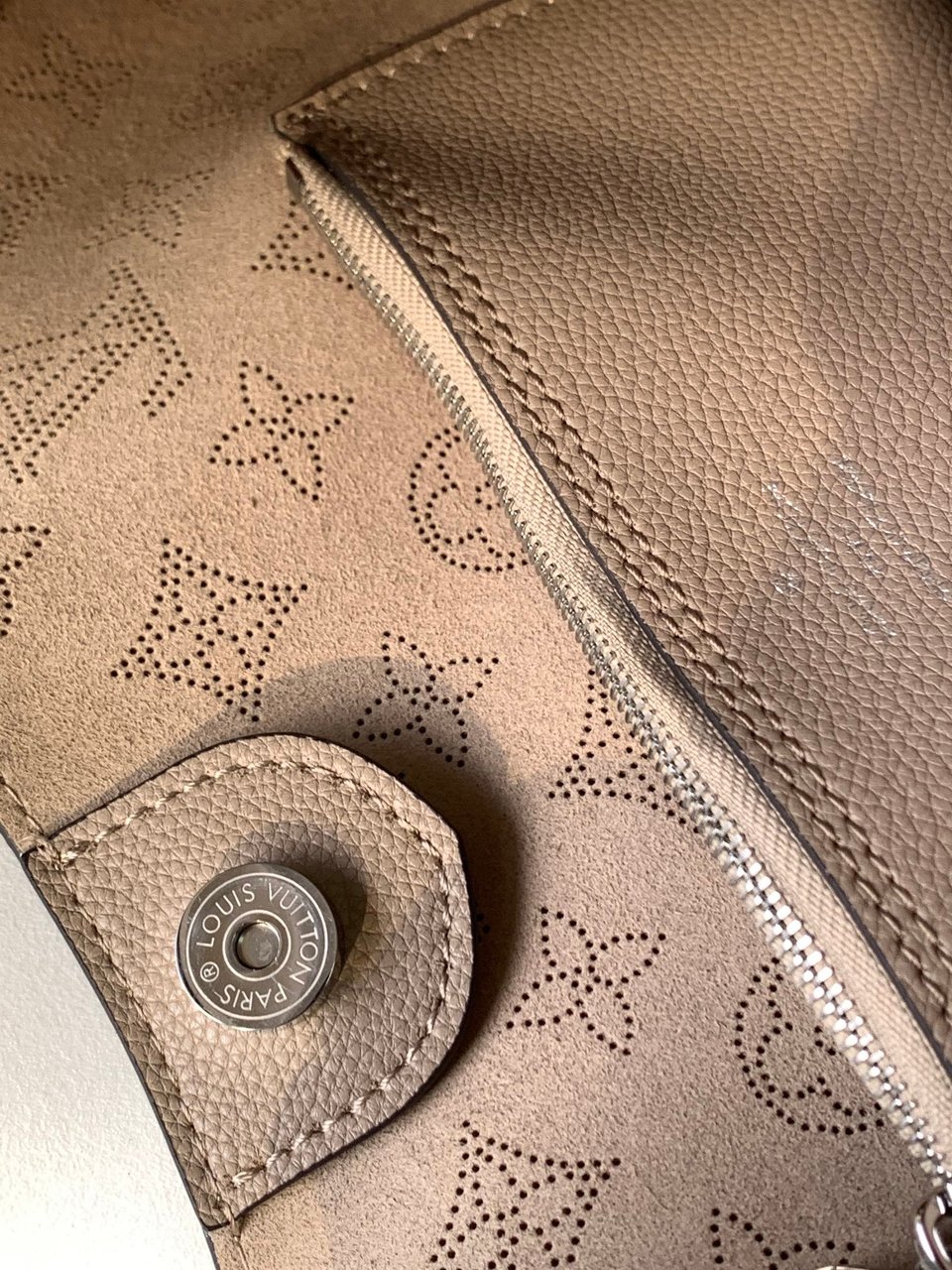 Louis Vuitton Carmel 40Cm Galet Gray view 6