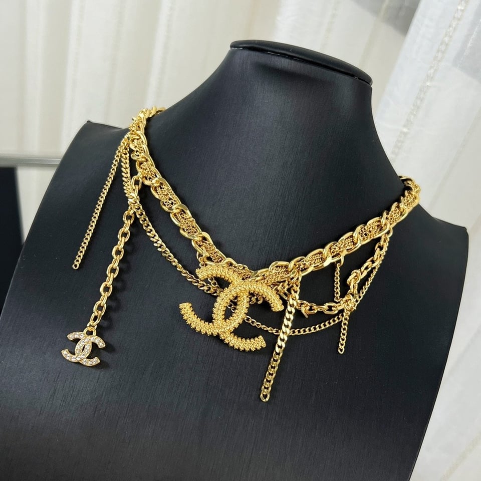 Chanel Cc Necklace Gold view 3