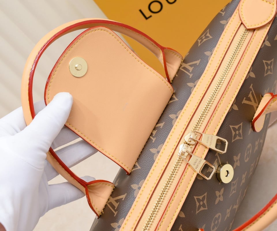 Louis Vuitton Tote Bag Monogram Canvas Beige 26Cm view 4