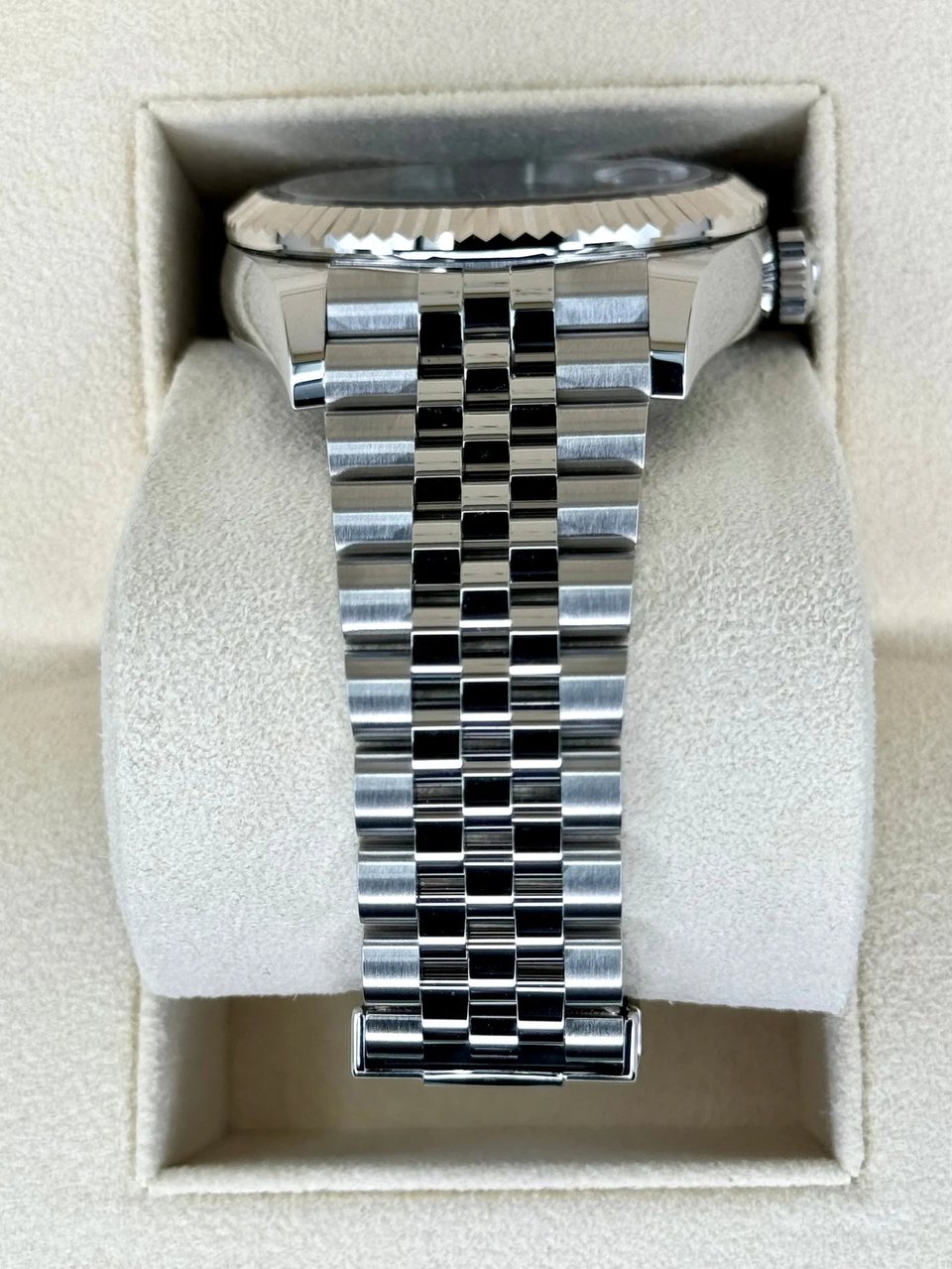 Rolex Sky-Dweller 41 mm Bright blue Dial 336934 Jubilee view 5
