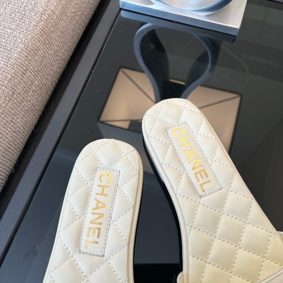 Chanel 23P Quilted Cc Chain Mule Sandal White view 7