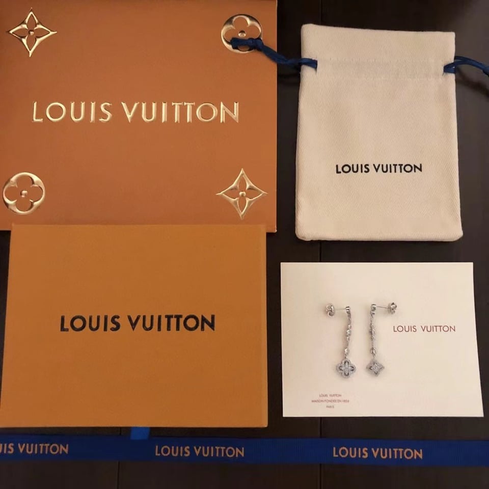 Louis Vuitton Blossom Stud Earrings White Gold And Diamonds view 6
