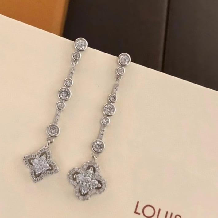 Louis Vuitton Blossom Stud Earrings White Gold And Diamonds view 2