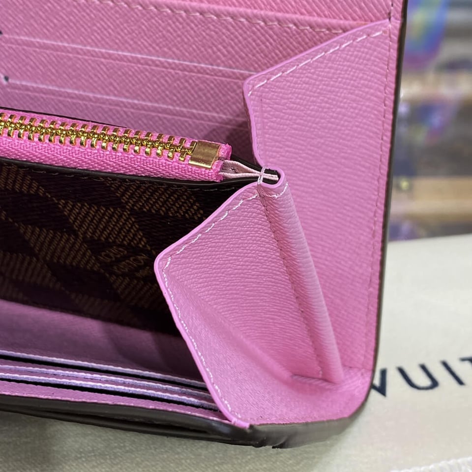 Louis Vuitton Christmas Animation 2022 Sarah Wallet Pink view 9