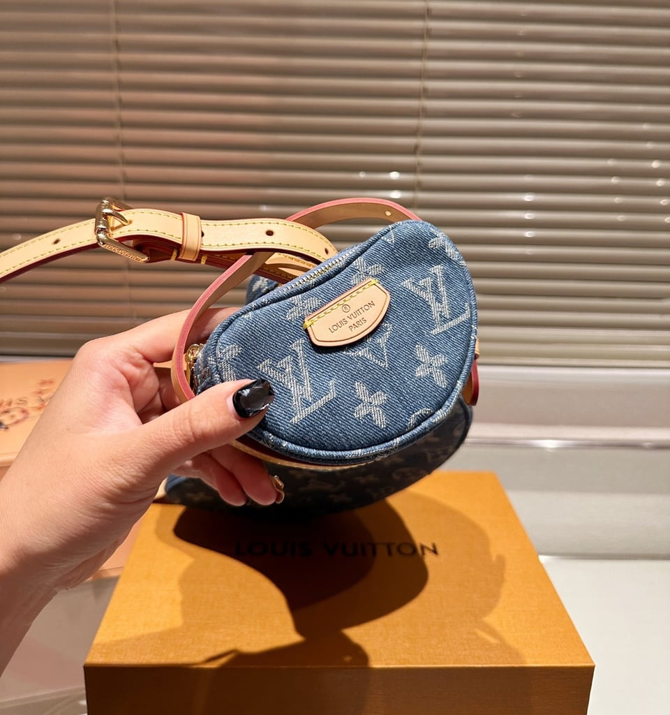 Louis Vuitton Croissant Mm Monogram Denim 25Cm M46856 view 8