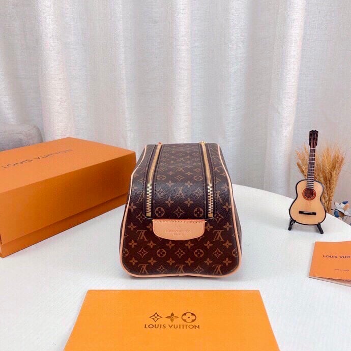 Louis Vuitton Dopp Kit Toilet Pouch Monogram Canvas 27Cm M44494 view 8