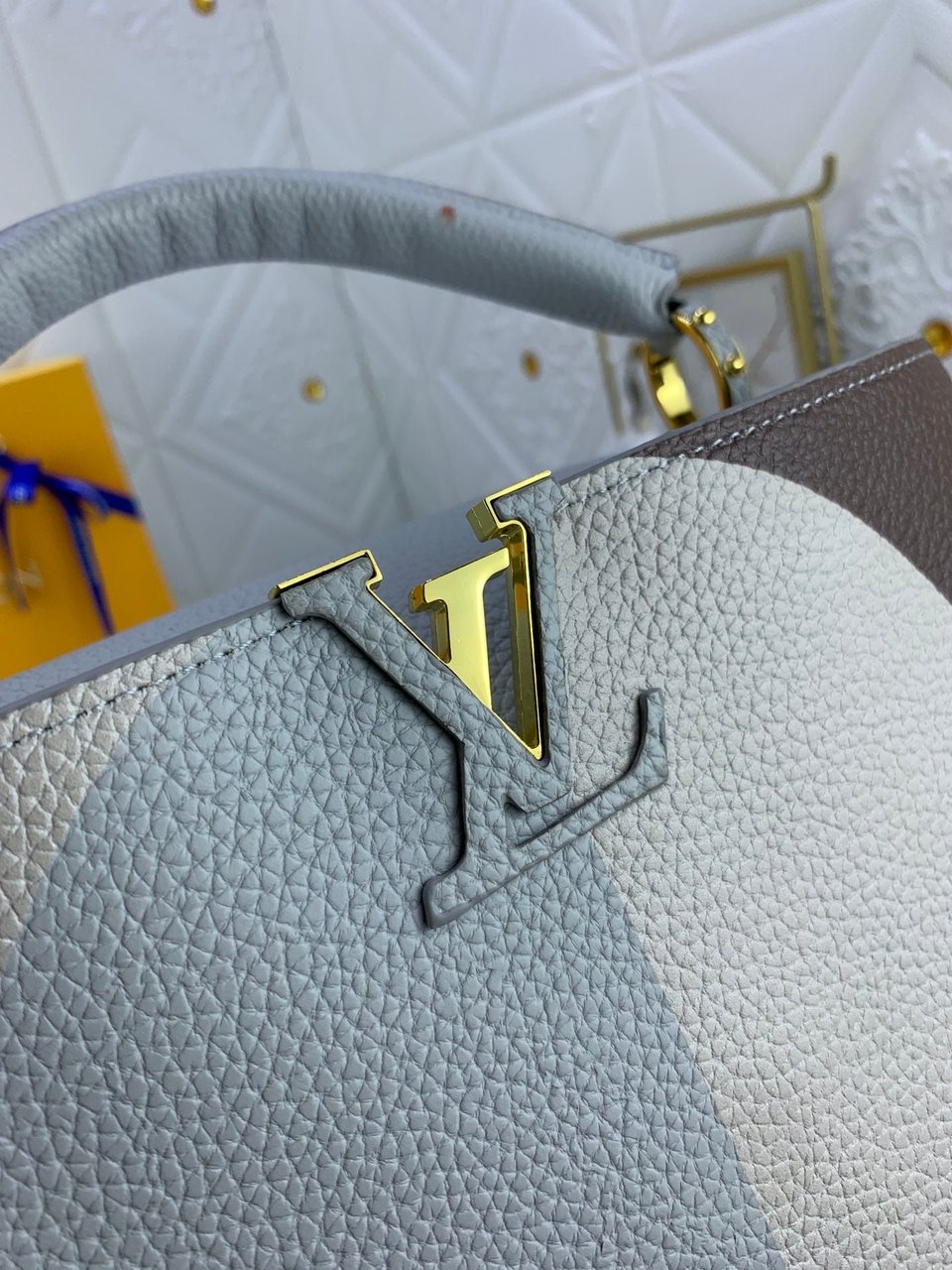 Louis Vuitton Capucines Ice Age White 31.5Cm view 3