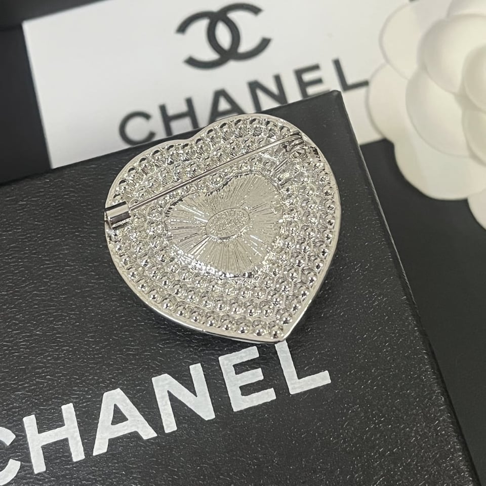 Chanel Cc Heart Brooch Silver With Pearl Heart view 3