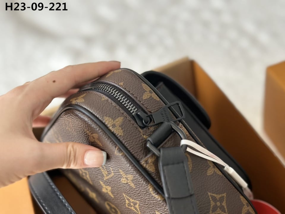 Louis Vuitton Christopher Wearable Wallet Monogram Brown 18Cm M69404 view 4