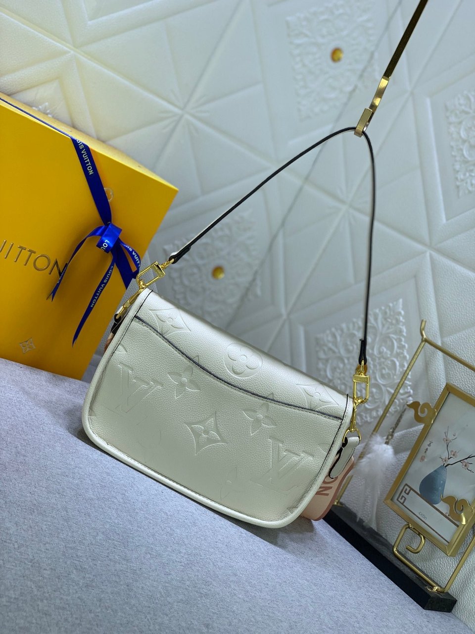 Louis Vuitton Diane Monogram In Cream 23Cm M46386 view 9