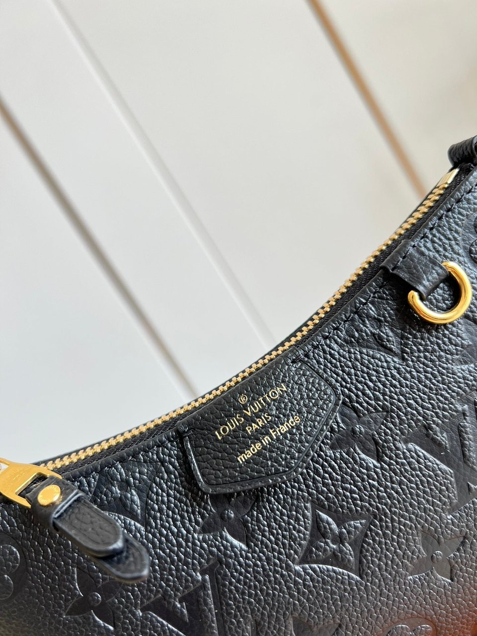 Louis Vuitton Easy Pouch On Strap 19Cm Black view 4