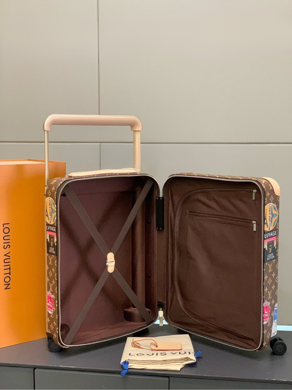 Louis Vuitton Horizon 55 Suitcase Monogram Coated Canvas Sticker Prints 55Cm M24959 view 9