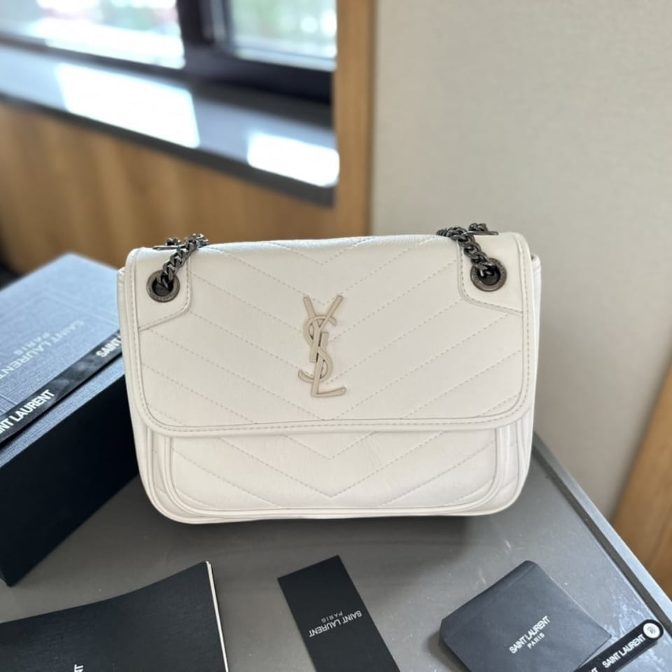Saint Laurent Niki Medium In Vintage Leather White 28Cm view 3