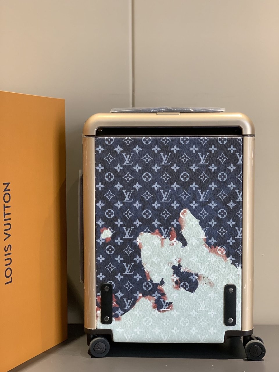 Louis Vuitton Horizon 55 Suitcase Monogram Bleach Coated Canvas Ink Blue 55Cm M10289 view 4