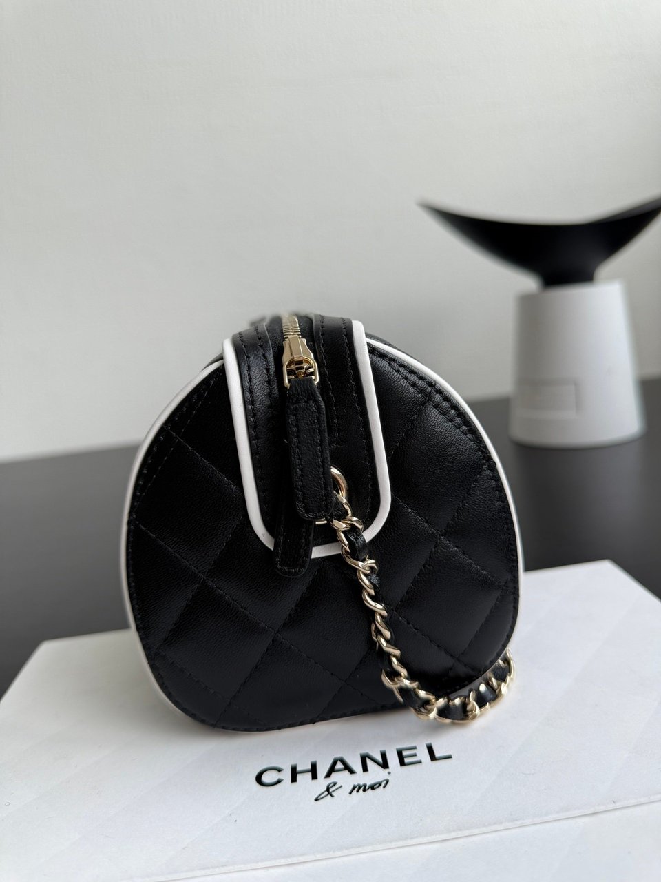 Chanel Spring Summer 2025 Pre-collection Clutch With Chain Lambskin Black 18.5cm/ 7.3inches view 11