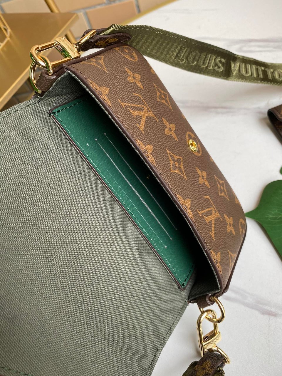 Louis Vuitton F Licie Strap Go 17Cm Green view 5