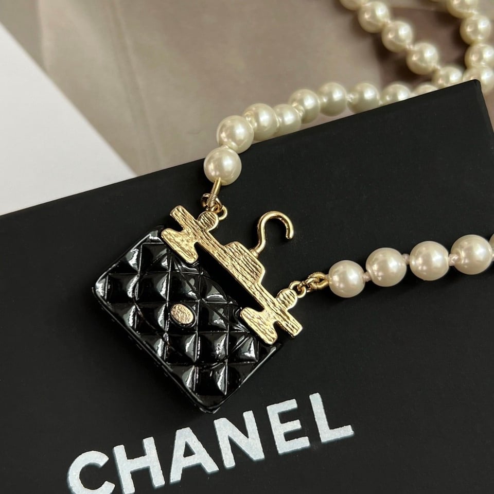 Chanel Pearl Metal Resin Quilted Flap Bag Necklace Gold view 4