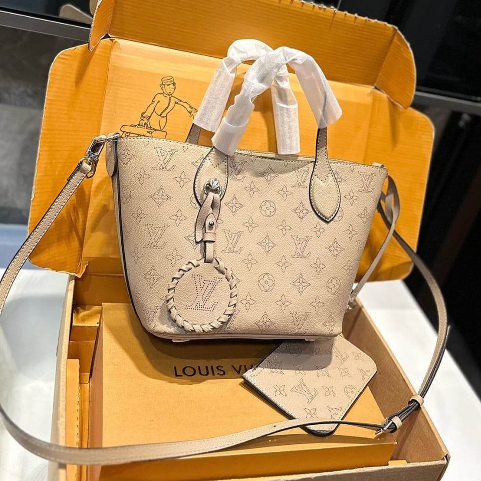 Louis Vuitton Blossom Mahina Calfskin Bag Beige 21Cm view 11