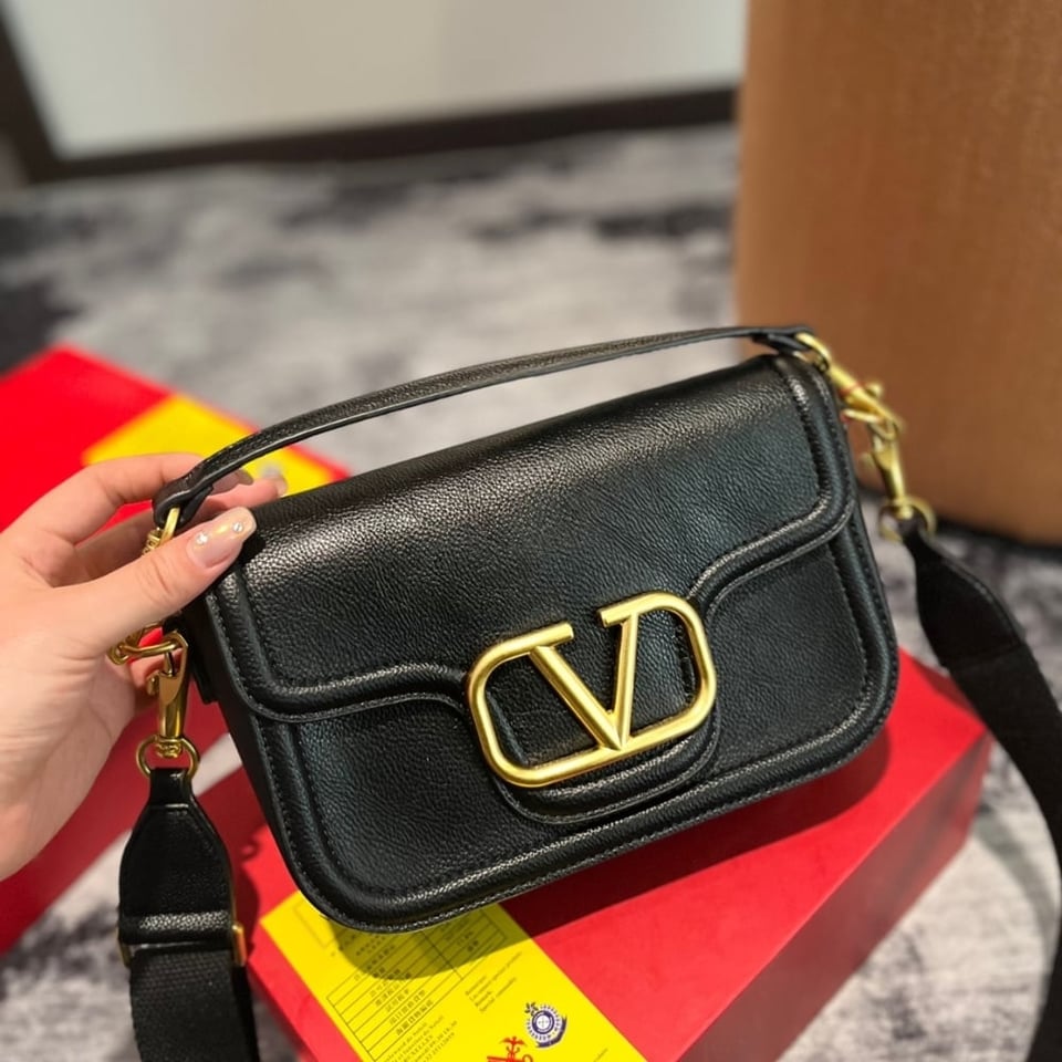 Valentino Garavani Alltime Grainy Calfskin Shoulder Bag Black 23Cm 5W0B0N20Imz 0No view 3