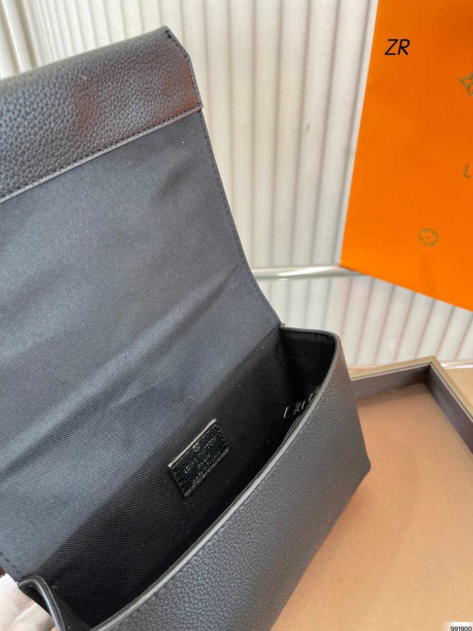 Louis Vuitton Aerogram Messenger Bag Black 20Cm M57080 view 10