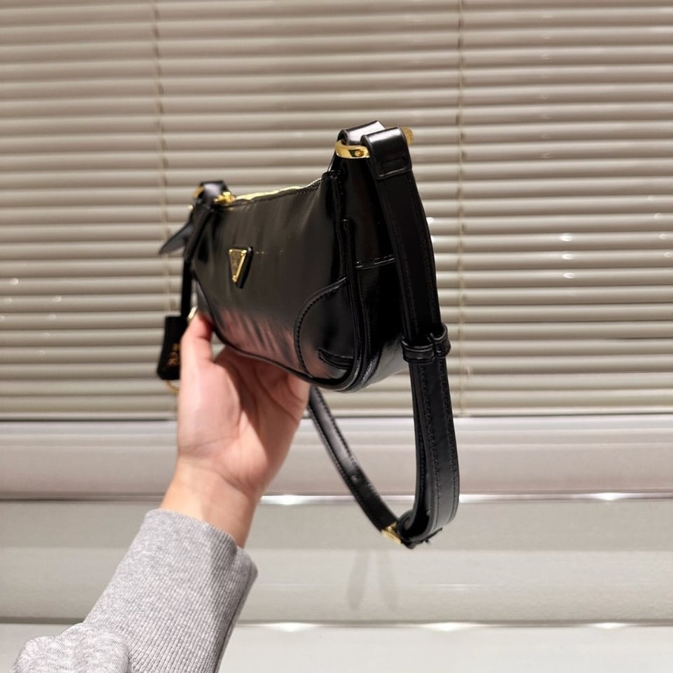 Prada Re Edition 2002 Leather Shoulder Bag Black 23Cm view 5