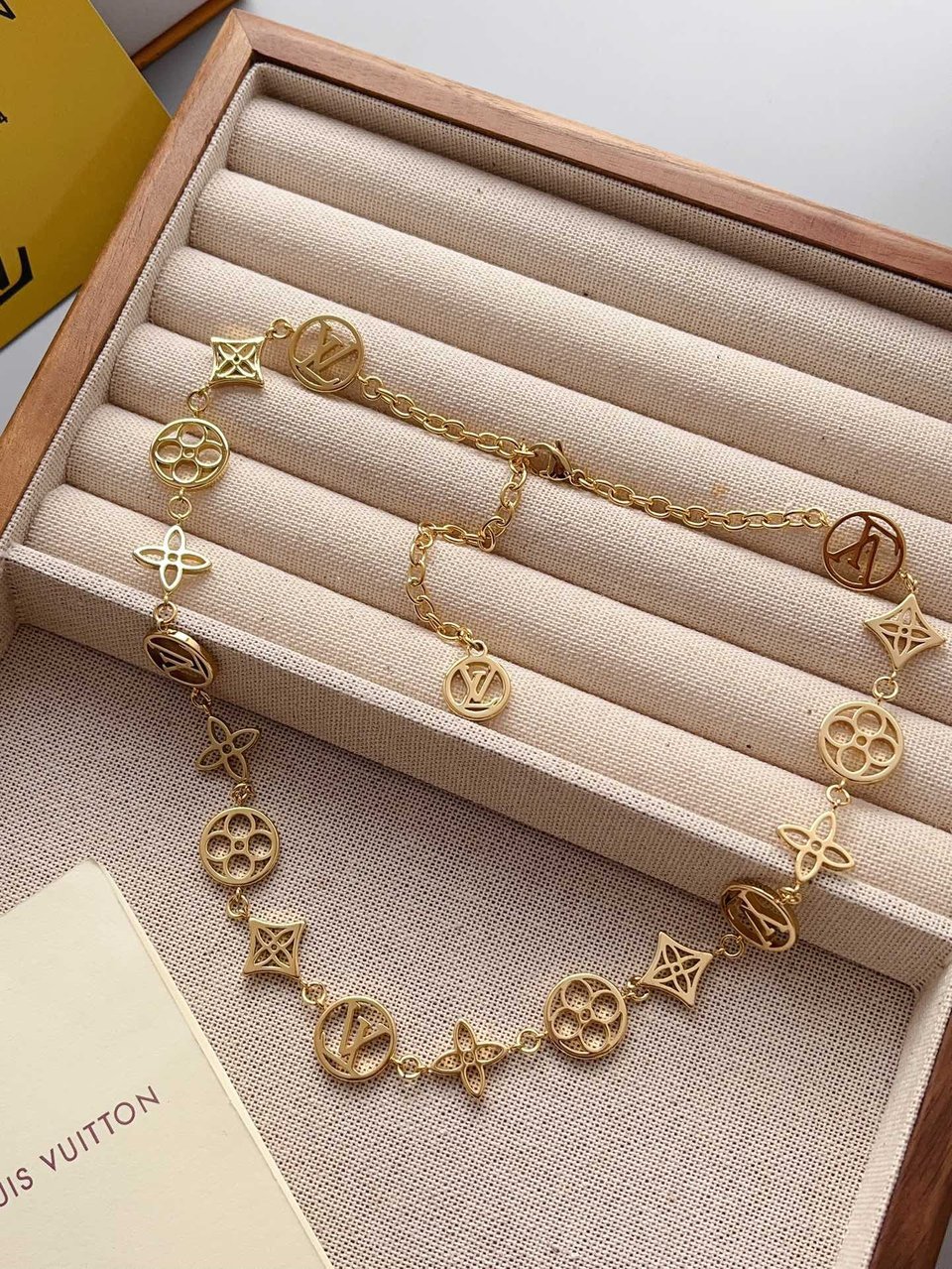 Louis Vuitton Lv Lace Necklace Gold M01057 view 4