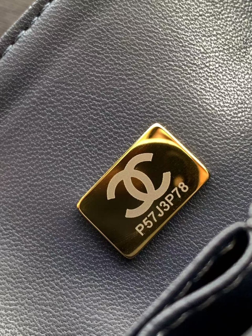 Chanel Classic Flap Bag 25 cm Navy Blue Gold-Tone Hardware A01112 view 11
