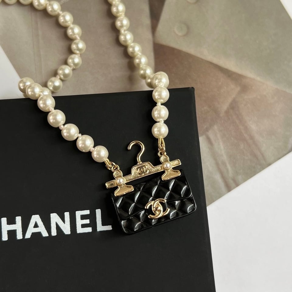 Chanel Pearl Metal Resin Quilted Flap Bag Necklace Gold view 3