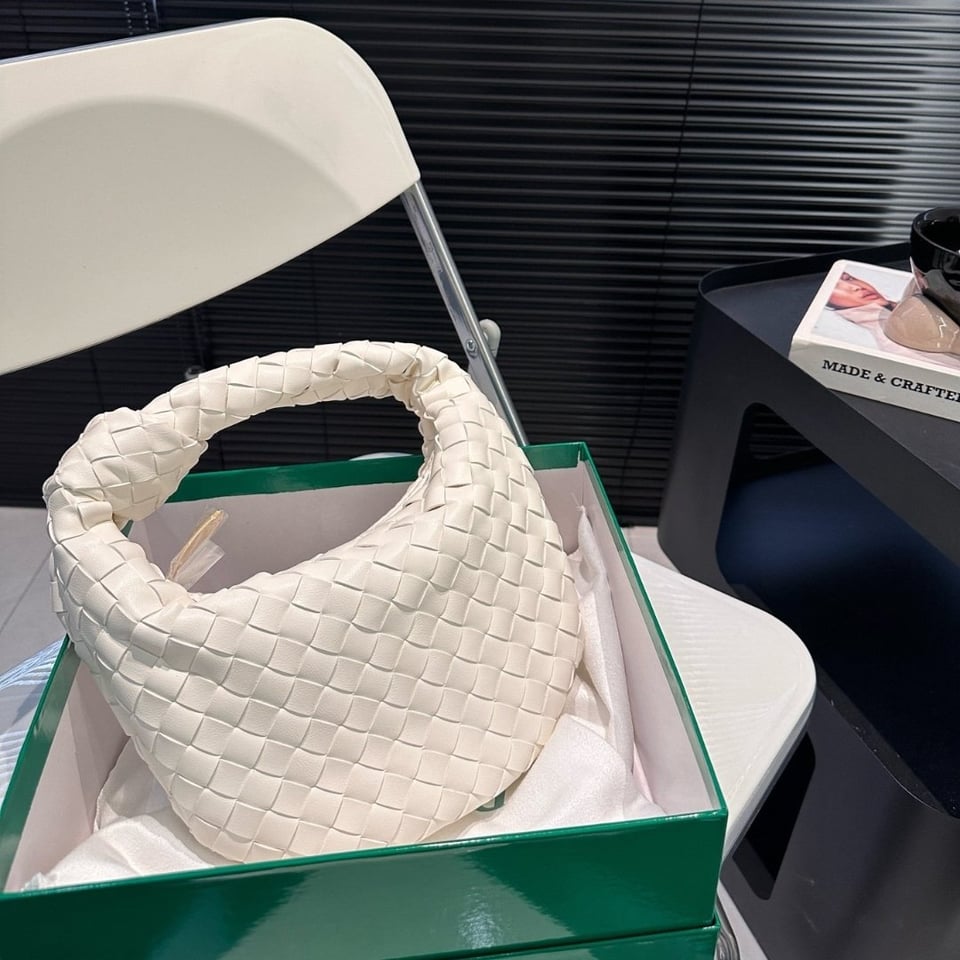 Bottega Veneta Jodie Leather Handle Bag White 27Cm view 3