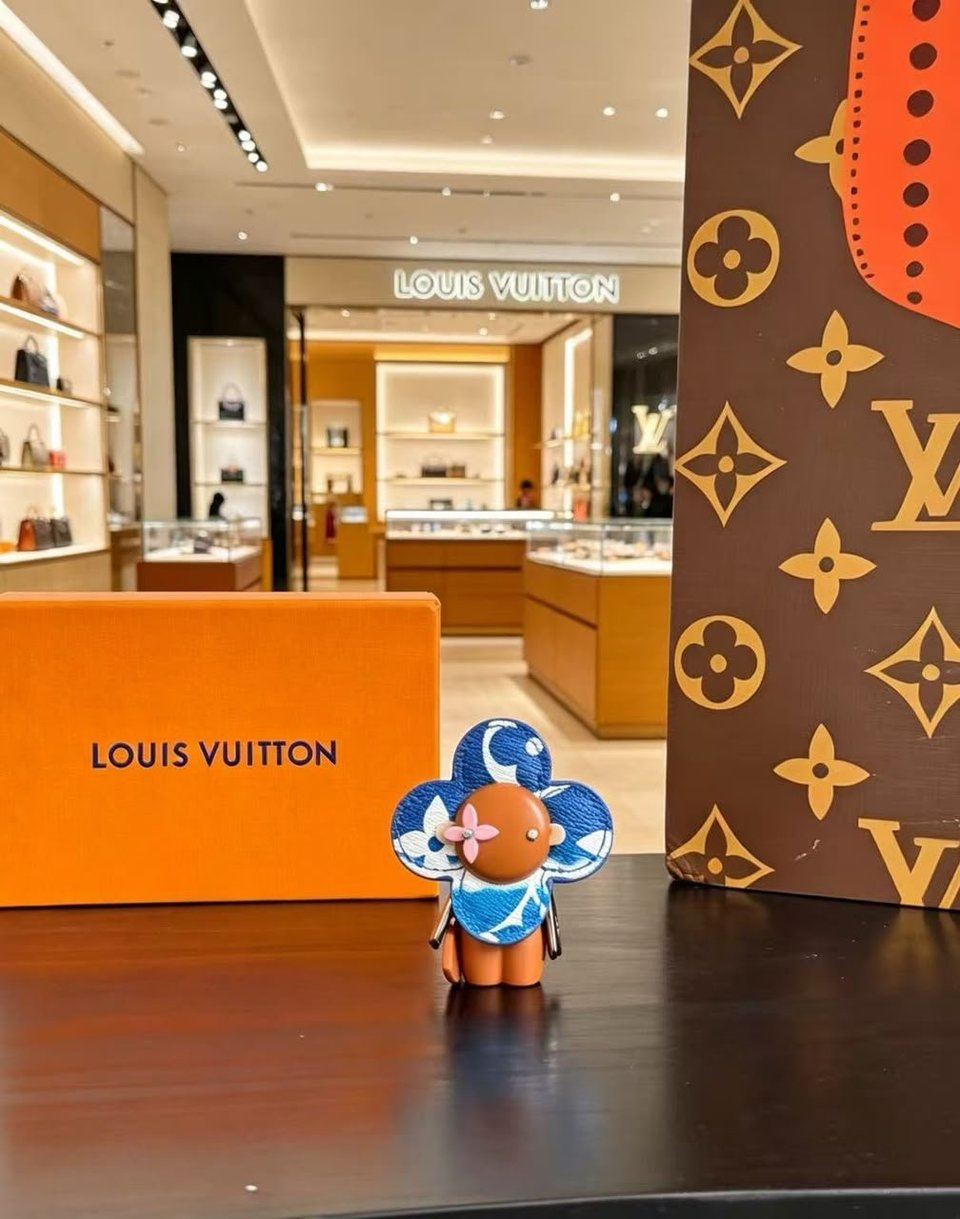 Louis Vuitton Vivienne Surfin’ Monogram Bag Charm &amp; Key Holder 13.5cm/5.3in view 2