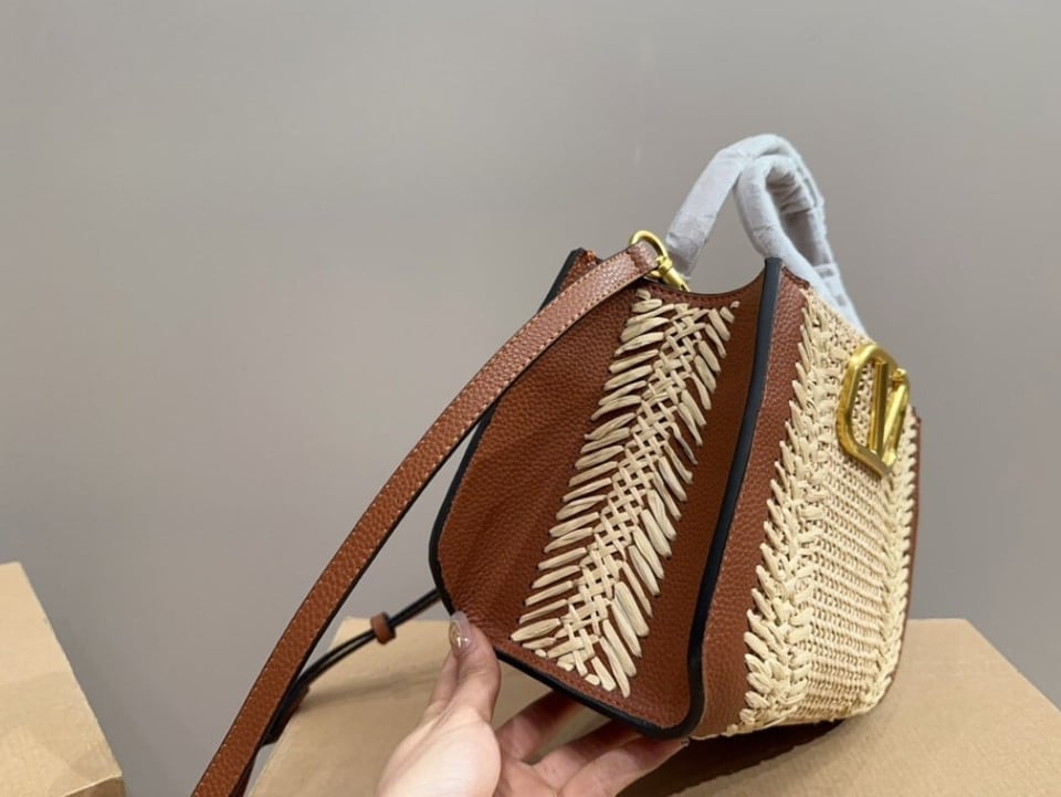 Valentino Garavani Vlogo Signature Handbag With Raffia Embroidery 22Cm view 4