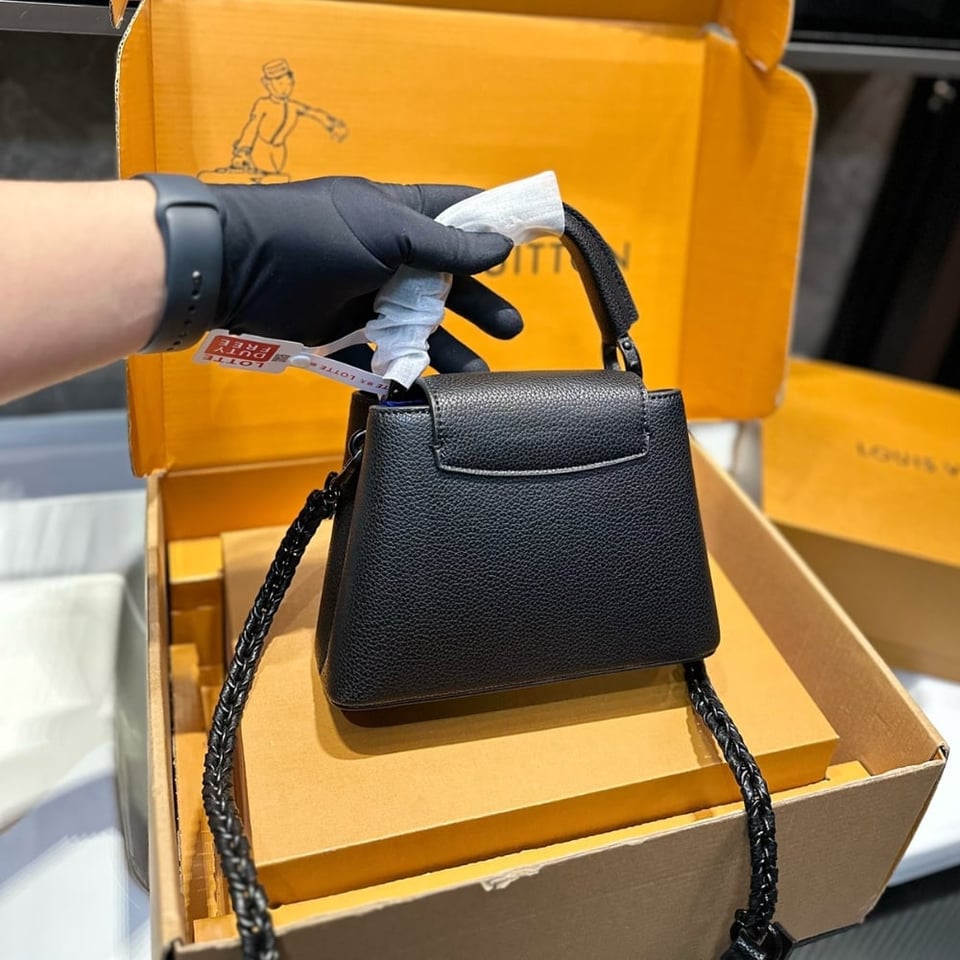 Louis Vuitton Capucines East West Mini Optic Black 19Cm M23955 view 4