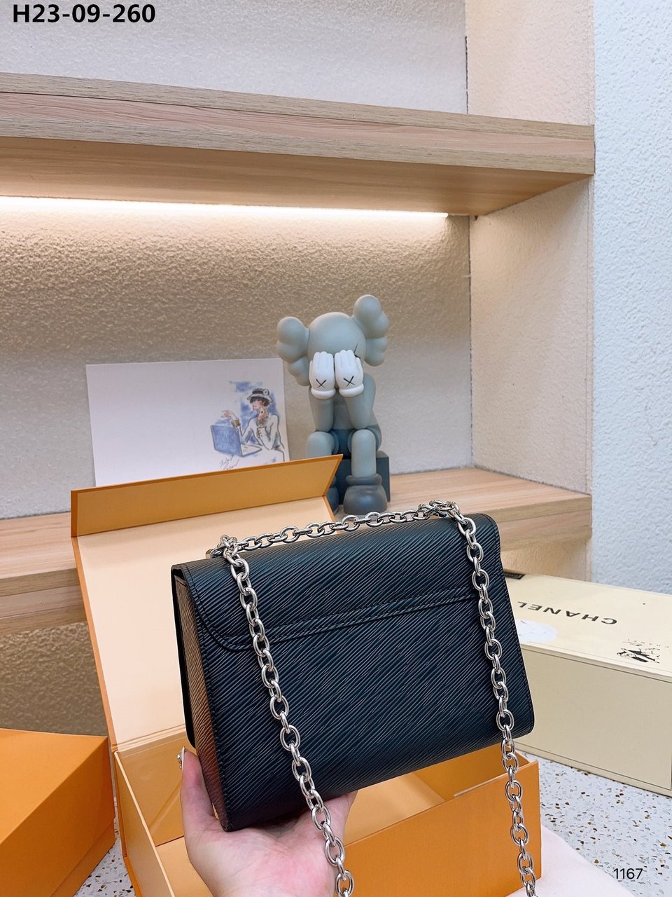 Louis Vuitton Twist Mm Bag Black 23Cm M21110 view 4