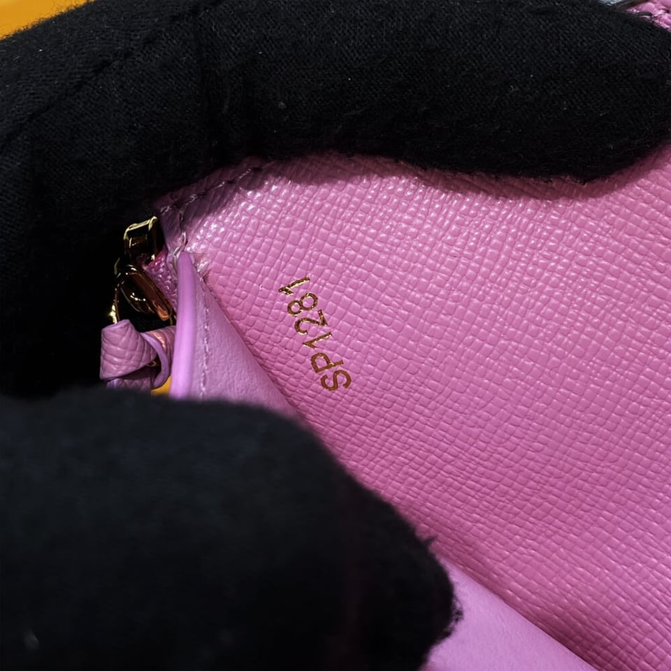 Louis Vuitton Christmas Animation 2022 Victorine Wallet Pink view 10