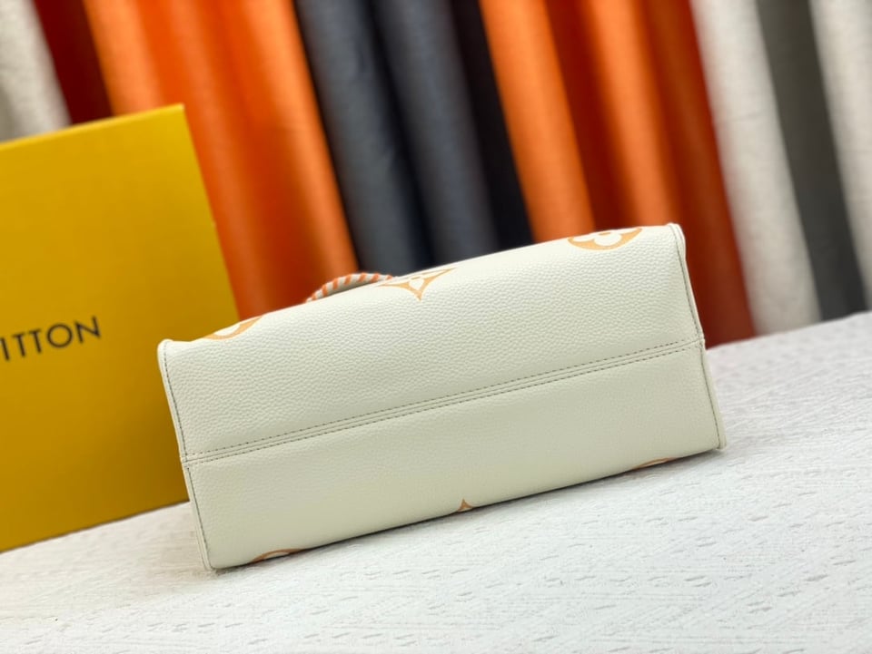 Louis Vuitton On The Go Mm Monogram Empreinte Leather White 34Cm M45717 view 3