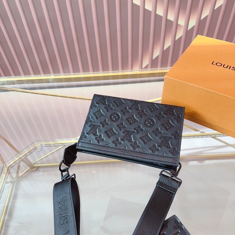 Louis Vuitton Gaston Wearable Black 22Cm M81115 view 7