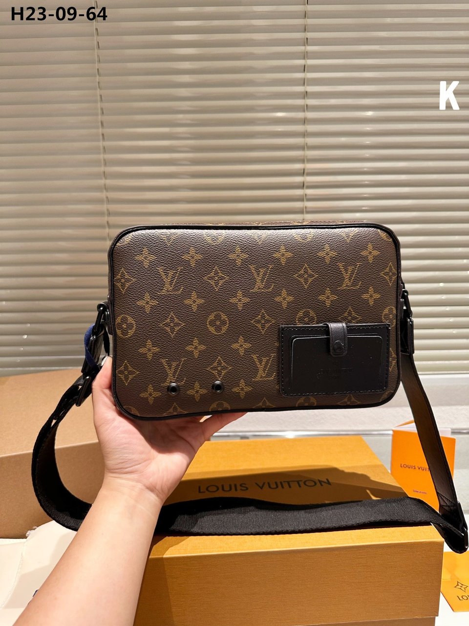 Louis Vuitton Alpha Messenger Monogram Brown 27Cm view 3