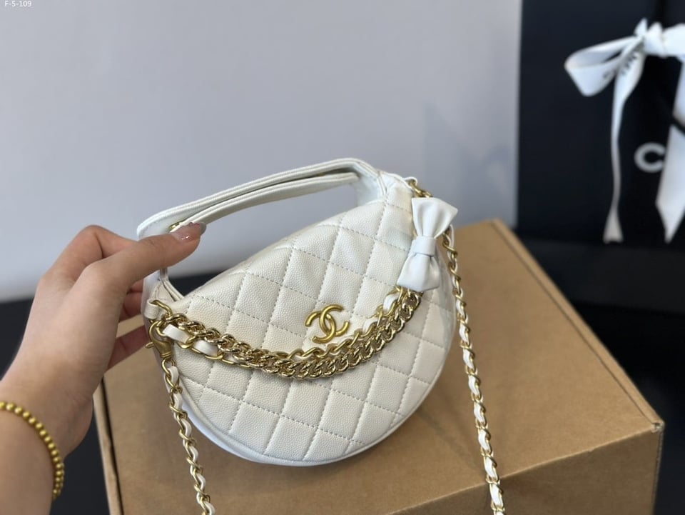 Chanel Pouch Grained Shiny Calfskin White 17Cm Ap3943 B16288 10601 view 3