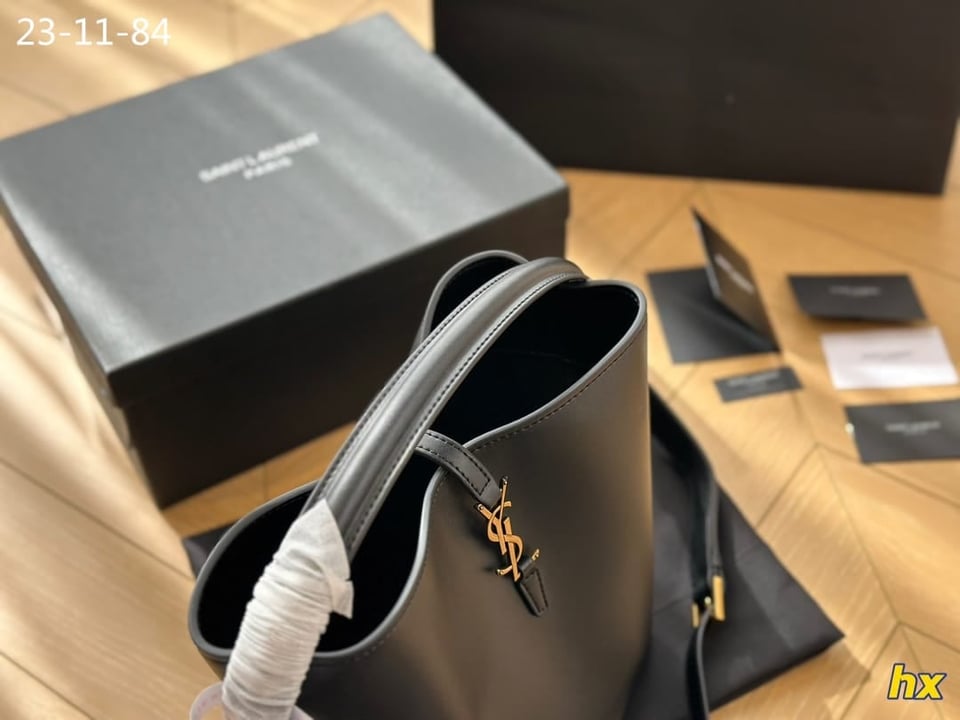 Saint Laurent Le 37 In Shiny Leather Black 25Cm view 4